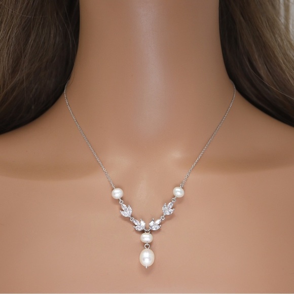 14K Gold Plated Freshwater Shell Pearl Necklace and Earrings Set - Picture 7 of 9